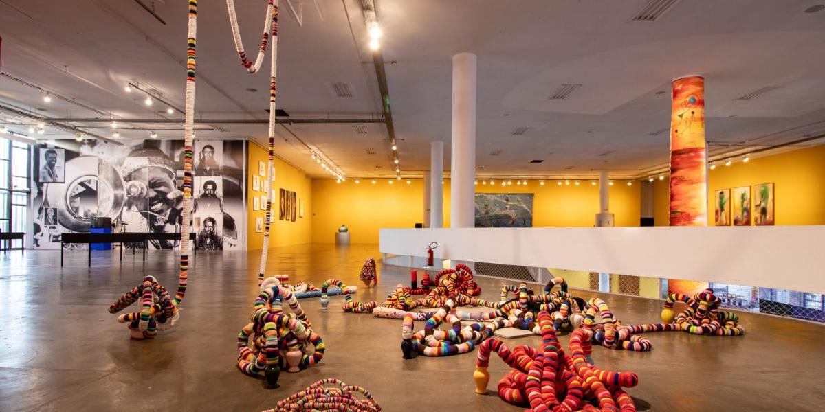 Estarão expostas fotografias, vídeos, instalações e esculturas que abordam processos de migração, construção de identidades, violência estrutural e a busca por pertencimento em territórios em transformação