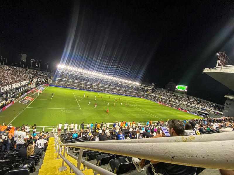 Cenário do Santos em 2026: mal em campo no Brasileirão e com déficit nas alturas