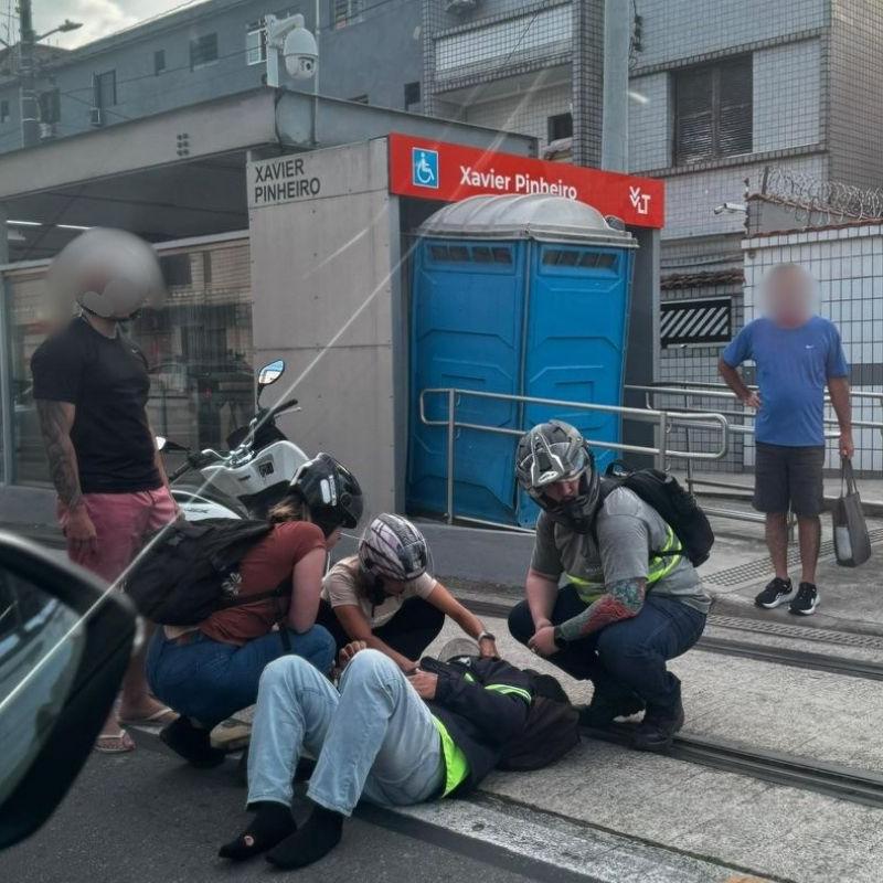 Motociclista teve ferimentos no rosto e nas mãos.