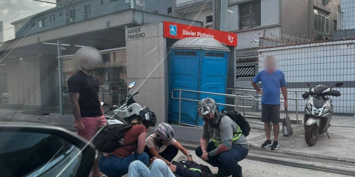 Motociclista teve ferimentos no rosto e nas mãos.