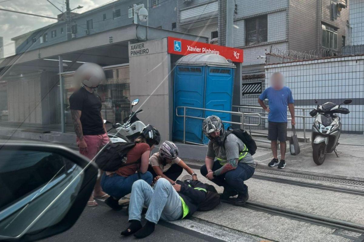 Motociclista teve ferimentos no rosto e nas mãos.
