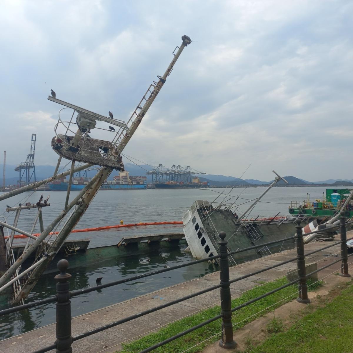 Navio Professor W. Besnard tombou no Parque Valongo, em Santos, no mês de março