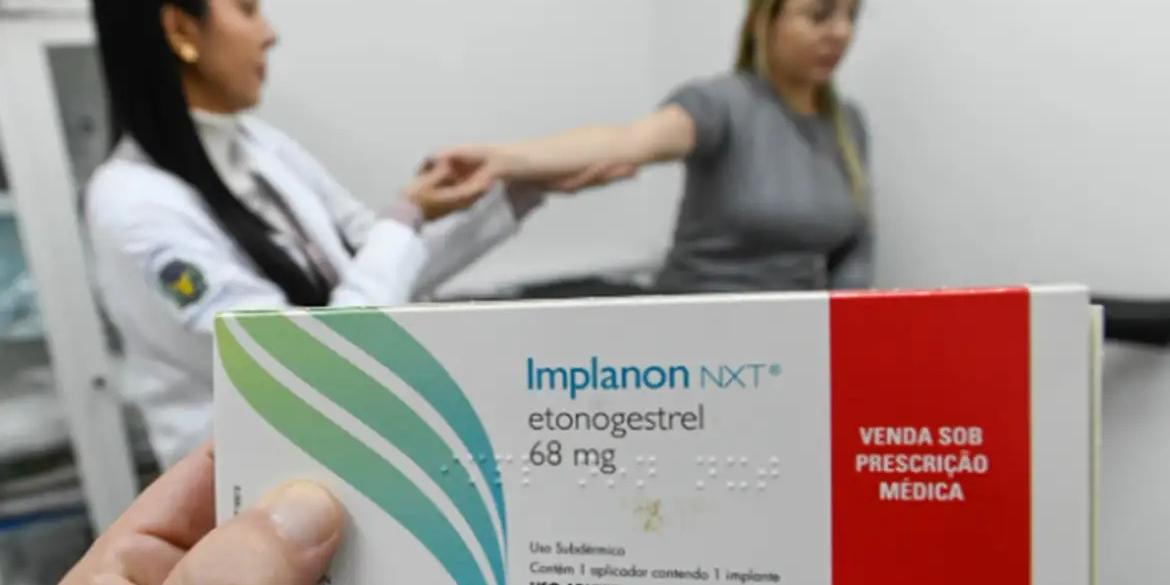 Após esse período, o implante deve ser retirado e, se houver interesse, um novo implante pode ser inserido imediatamente