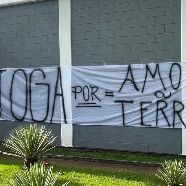 Torcedores do Corinthians protestaram nesta terça (7)