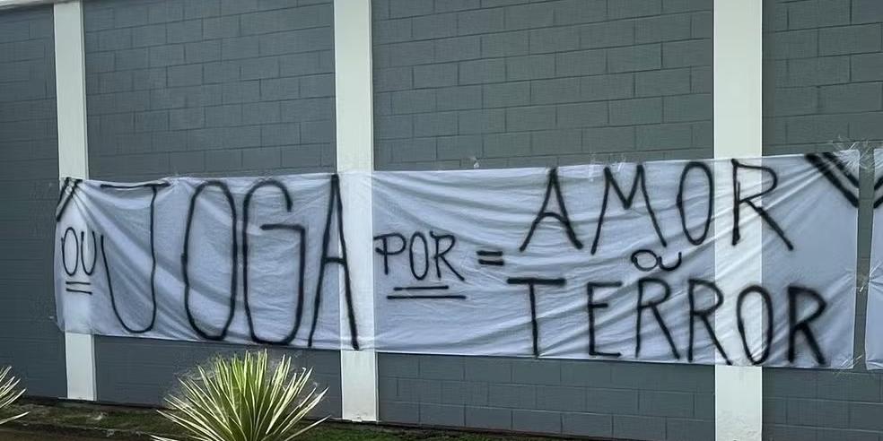 Torcedores do Corinthians protestaram nesta terça (7)
