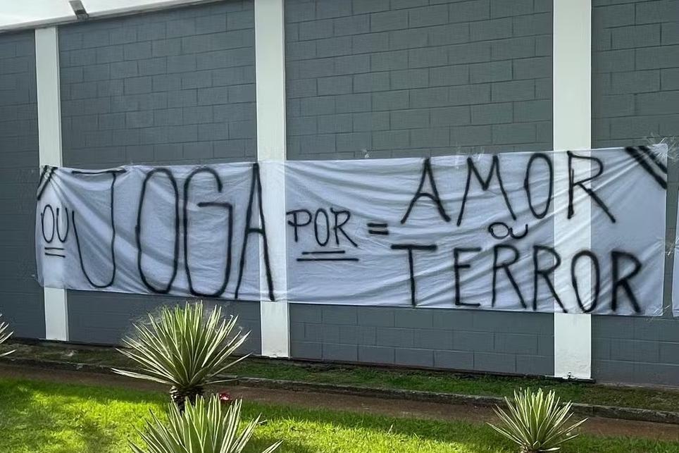 Torcedores do Corinthians protestaram nesta terça (7)