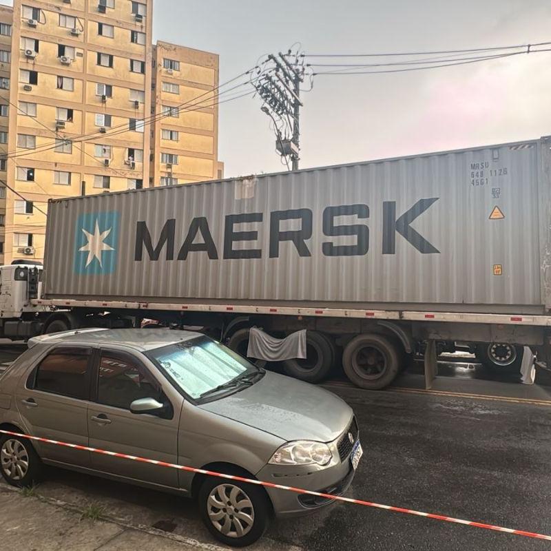 Menino morreu atropelado ao tentar passar por dois caminhões na Rua Flamínio Levy, no Bairro Saboó