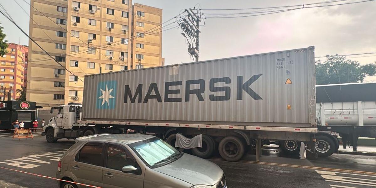 Menino morreu atropelado ao tentar passar por dois caminhões na Rua Flamínio Levy, no Bairro Saboó