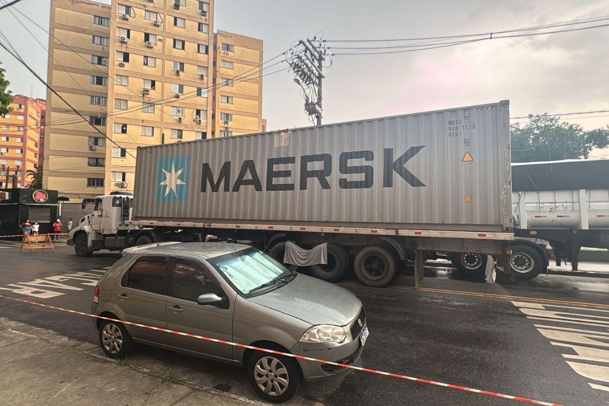 Menino morreu atropelado ao tentar passar por dois caminhões na Rua Flamínio Levy, no Bairro Saboó