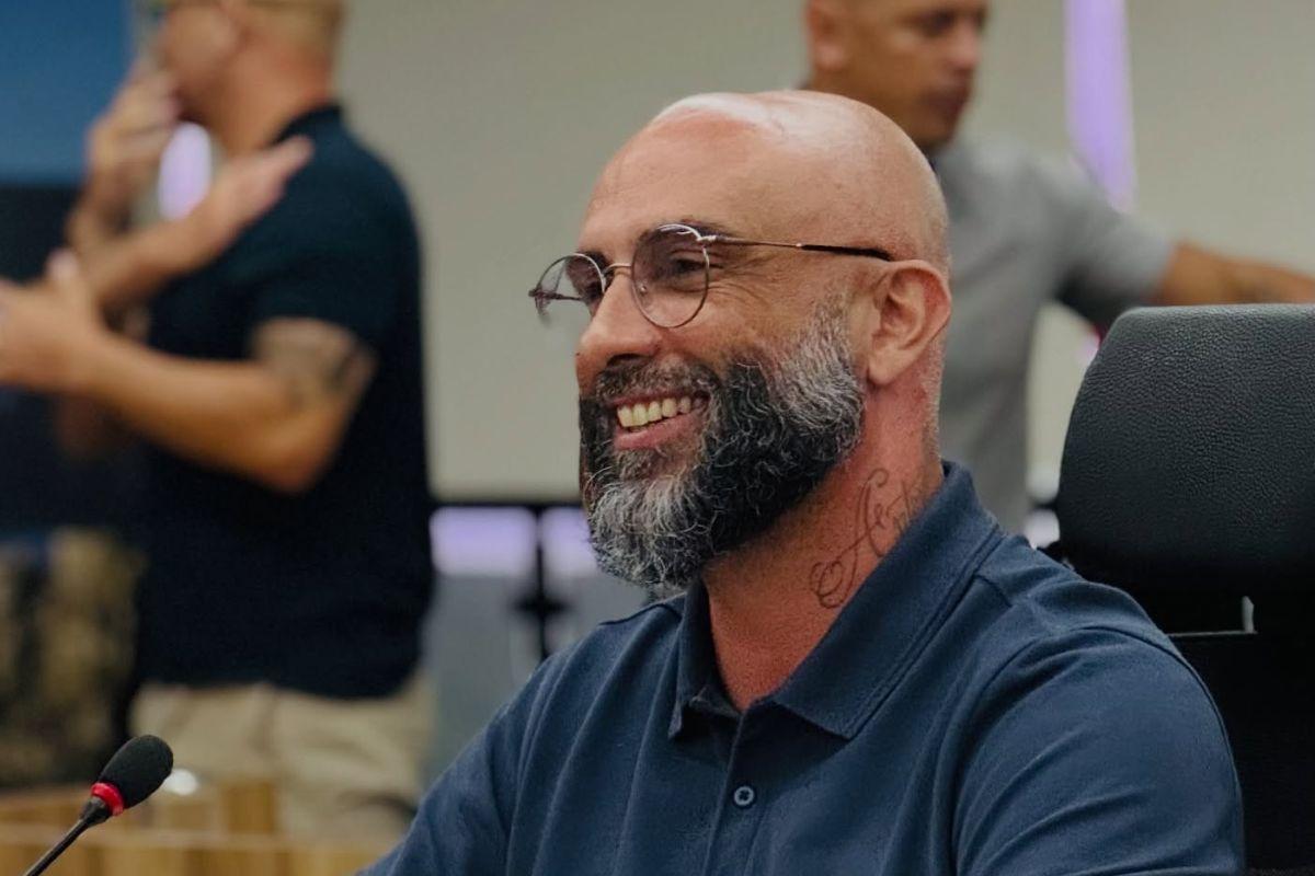 Vereador Tiago Peretto não perderá o mandato em São Vicente por infidelidade partidária; entenda