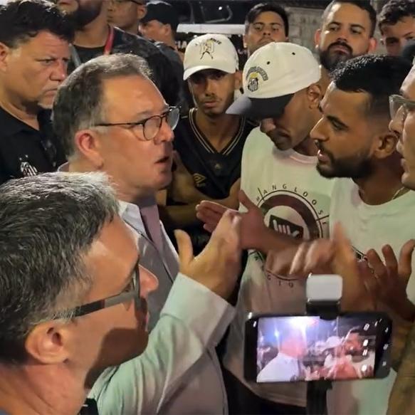 O presidente Marcelo Teixeira foi cobrado por torcedores na segunda, após reunião no Conselho Deliberativo