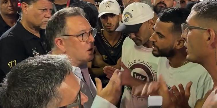 O presidente Marcelo Teixeira foi cobrado por torcedores na segunda, após reunião no Conselho Deliberativo