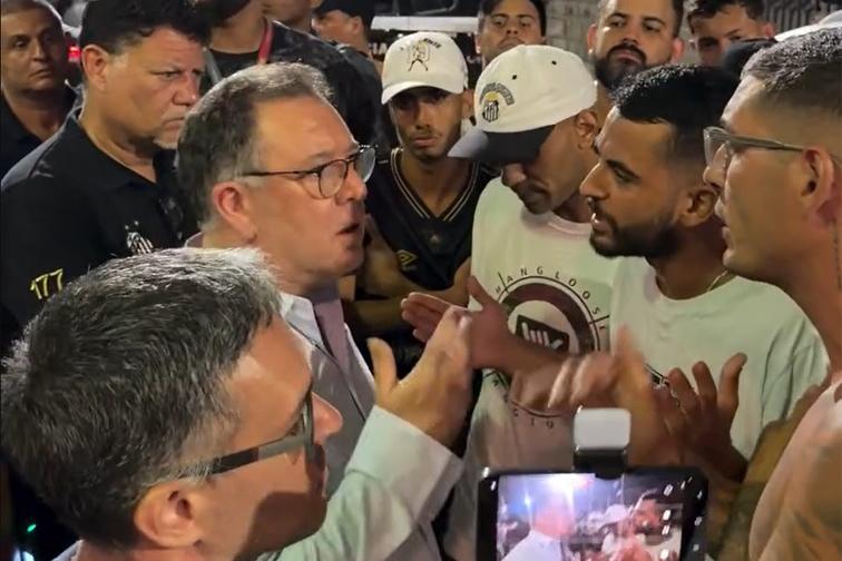 O presidente Marcelo Teixeira foi cobrado por torcedores na segunda, após reunião no Conselho Deliberativo