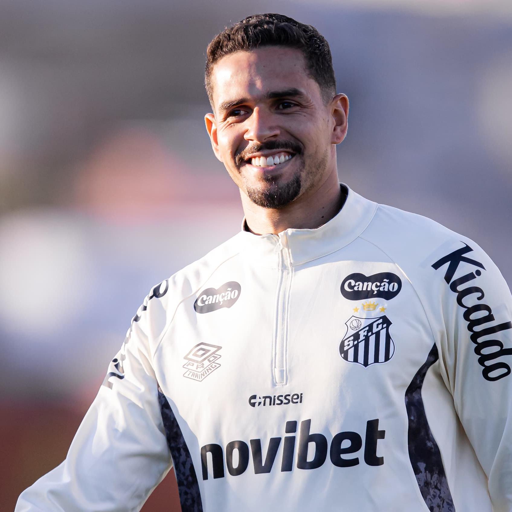 Lucas Veríssimo assumiu a condição de titular da zaga santista em pouco tempo