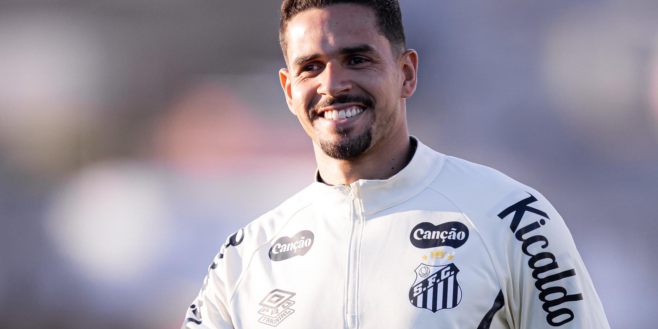 Lucas Veríssimo assumiu a condição de titular da zaga santista em pouco tempo