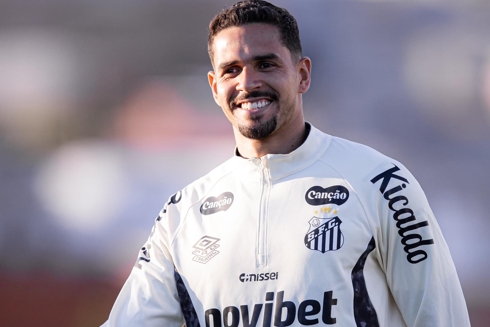 Lucas Veríssimo assumiu a condição de titular da zaga santista em pouco tempo