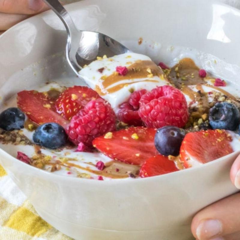 Adotar uma rotina com alimentação equilibrada é o caminho mais eficaz para manter o intestino funcionando bem