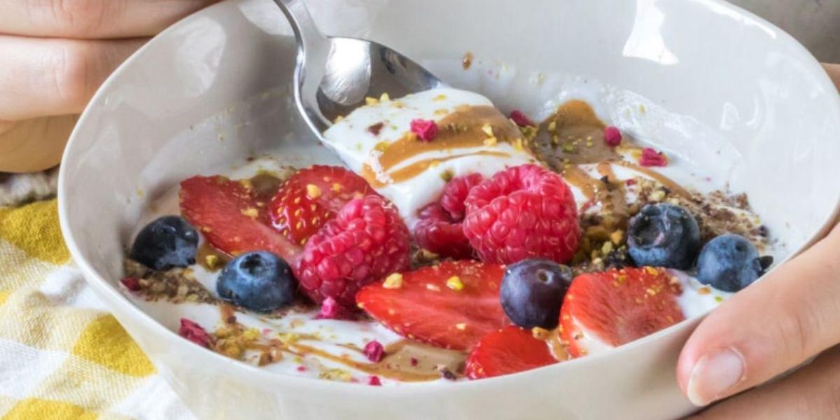 Adotar uma rotina com alimentação equilibrada é o caminho mais eficaz para manter o intestino funcionando bem