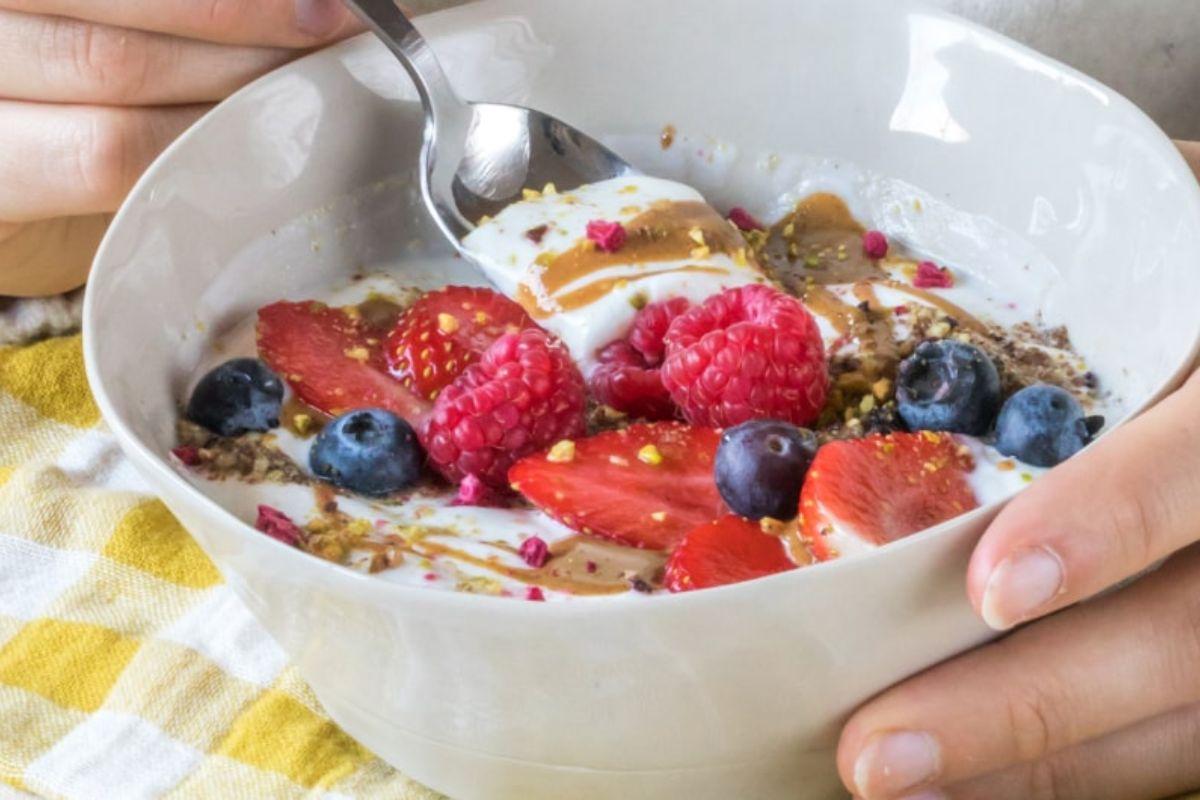 Adotar uma rotina com alimentação equilibrada é o caminho mais eficaz para manter o intestino funcionando bem