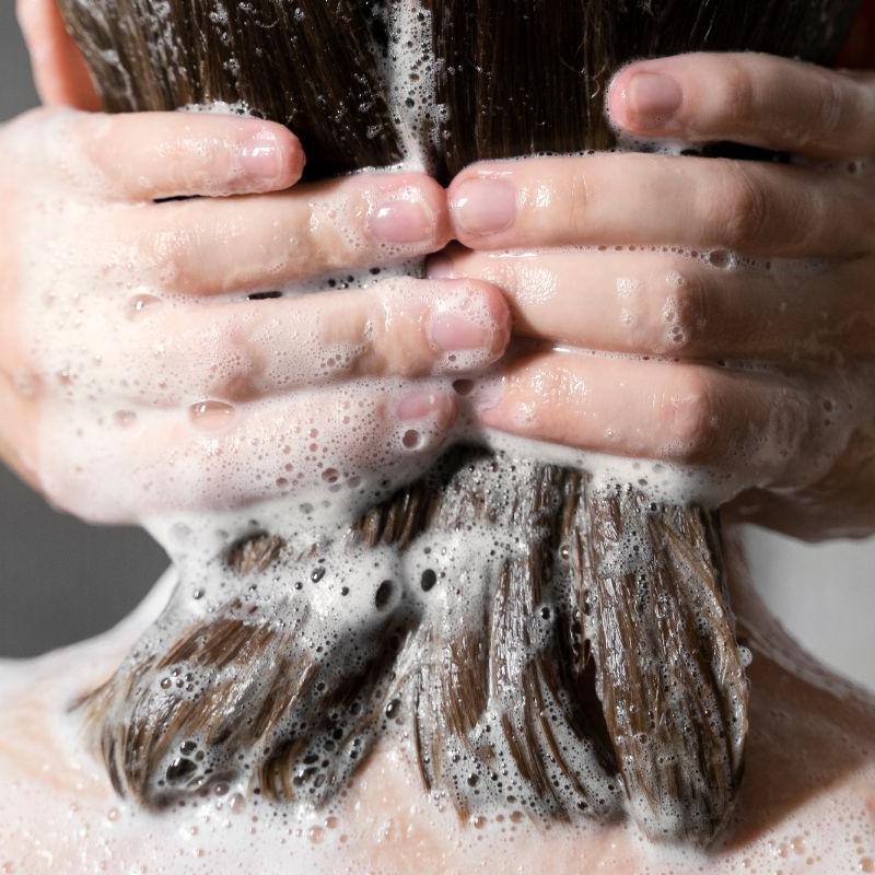 O uso do açúcar no cabelo não é totalmente novo e está relacionado à esfoliação do couro cabeludo