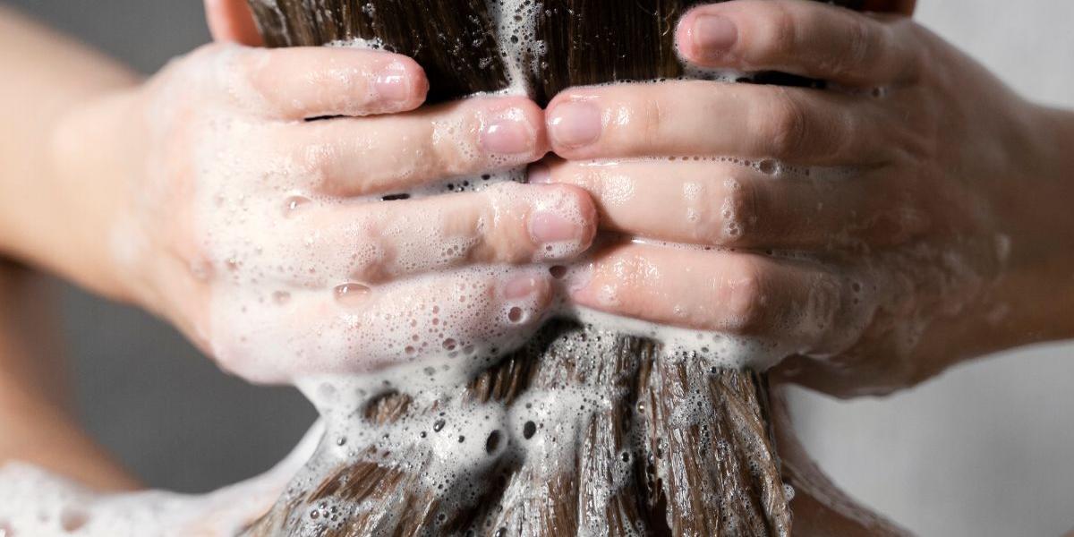 O uso do açúcar no cabelo não é totalmente novo e está relacionado à esfoliação do couro cabeludo