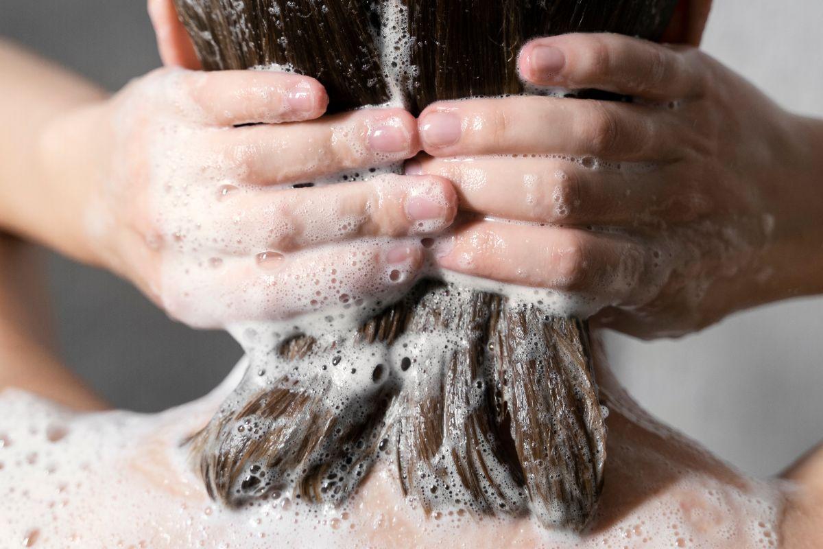 O uso do açúcar no cabelo não é totalmente novo e está relacionado à esfoliação do couro cabeludo