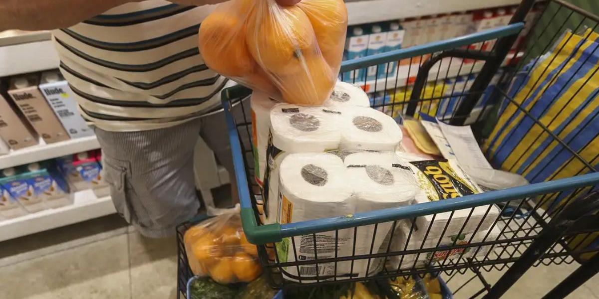 Cesta básica fica mais cara em todas as capitais brasileiras em março