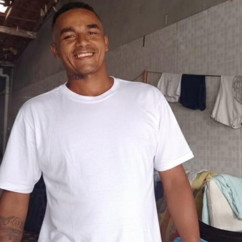 Segundo familiares, Iranildo estava de bicicleta e usava um short jeans na cor azul claro, blusa cinza e um chinelo preto