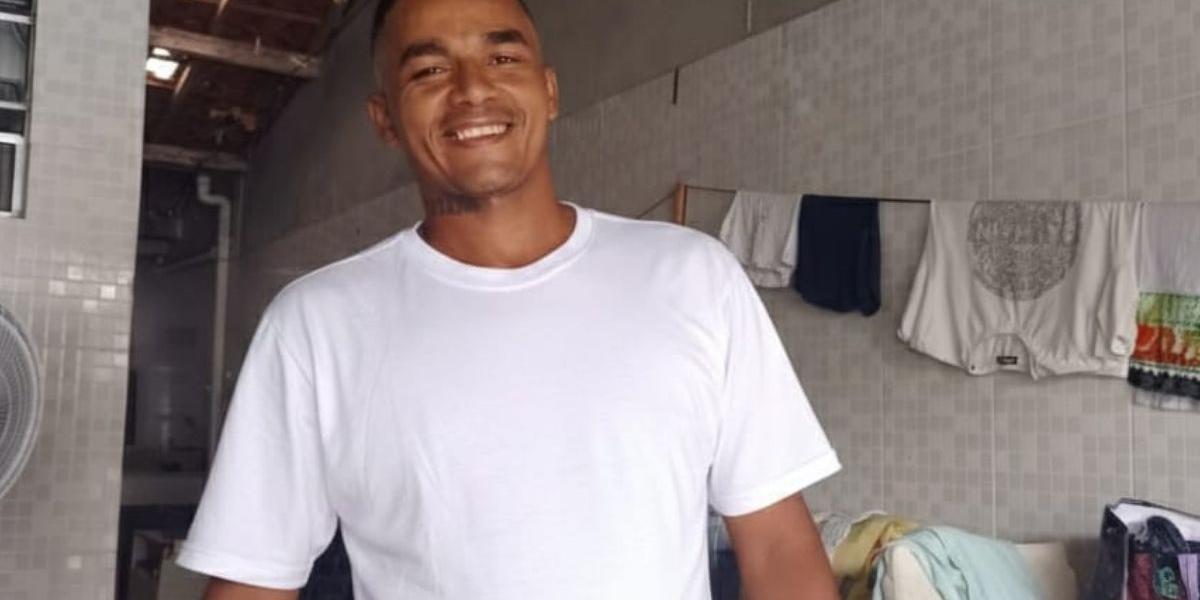 Segundo familiares, Iranildo estava de bicicleta e usava um short jeans na cor azul claro, blusa cinza e um chinelo preto