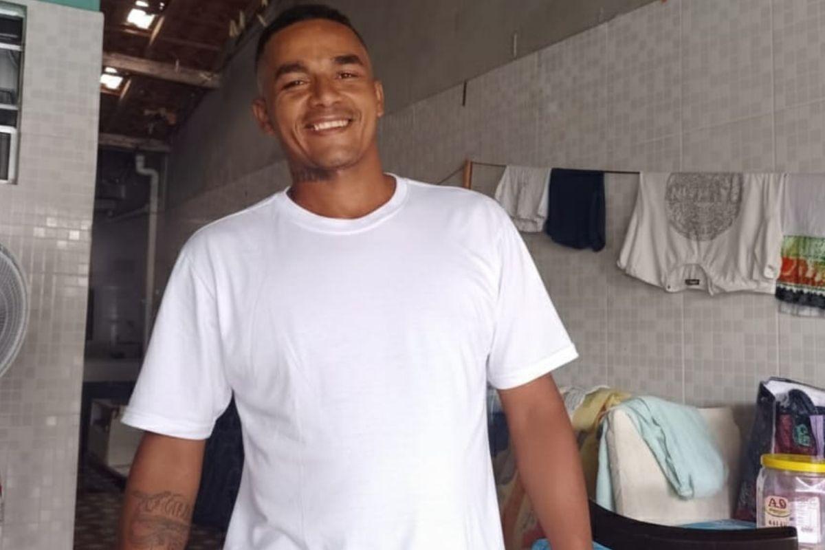 Segundo familiares, Iranildo estava de bicicleta e usava um short jeans na cor azul claro, blusa cinza e um chinelo preto