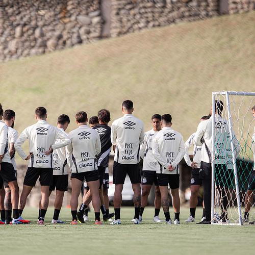 Jogadores do Santos cobraram os atrasados da diretoria em reunião na terça, no Equador