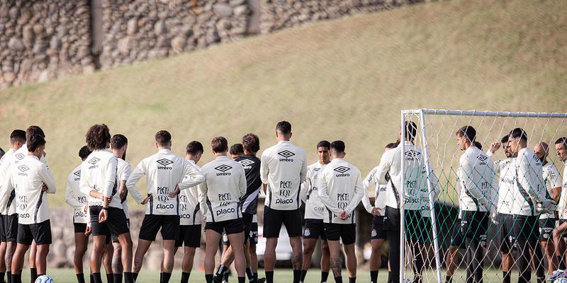 Jogadores do Santos cobraram os atrasados da diretoria em reunião na terça, no Equador