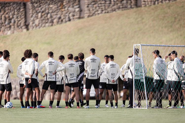 Jogadores do Santos cobraram os atrasados da diretoria em reunião na terça, no Equador