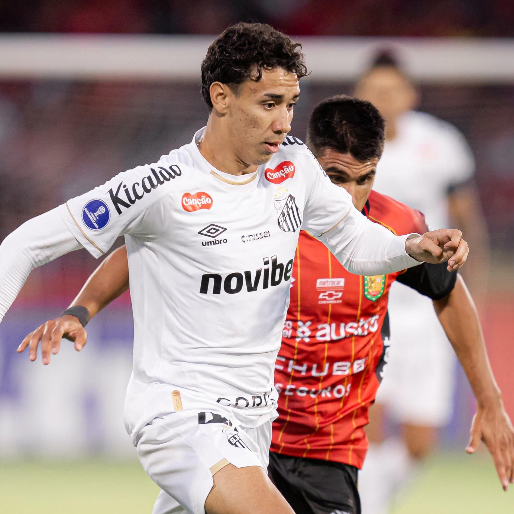 Gabriel Bontempo foi o melhor jogador do Peixe e chegou a carimbar o travessão do Deportivo Cuenca