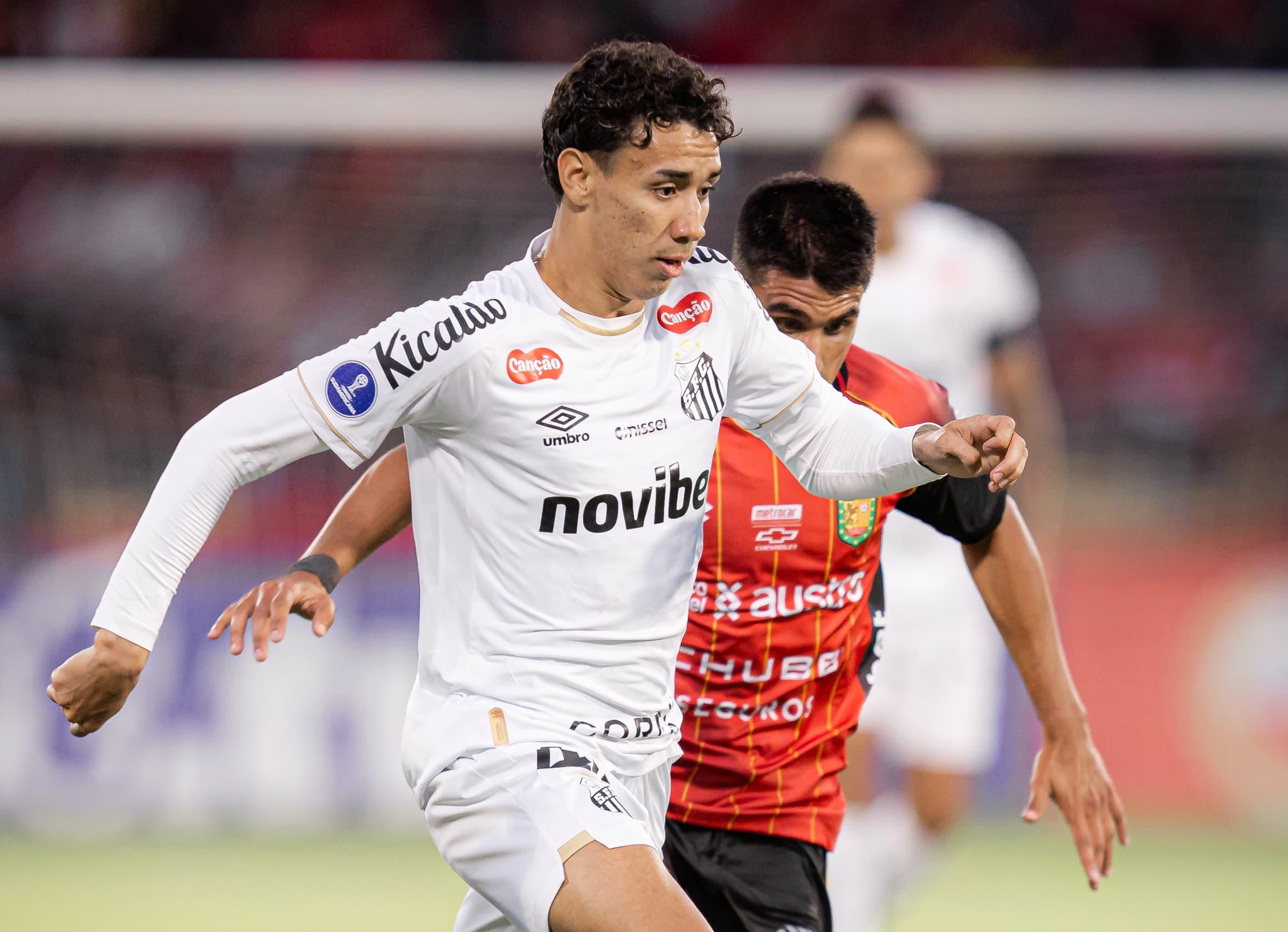 Gabriel Bontempo foi o melhor jogador do Peixe e chegou a carimbar o travessão do Deportivo Cuenca