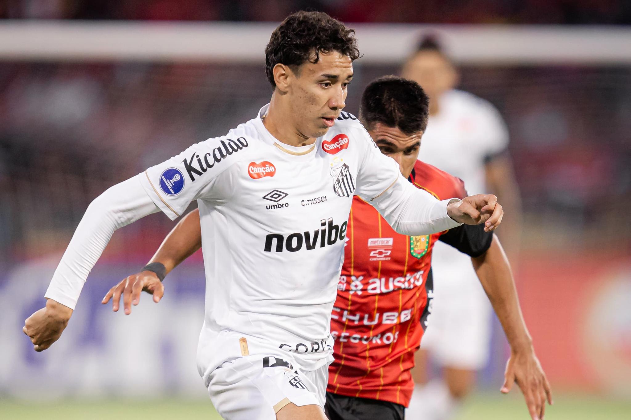 Gabriel Bontempo foi o melhor jogador do Peixe e chegou a carimbar o travessão do Deportivo Cuenca