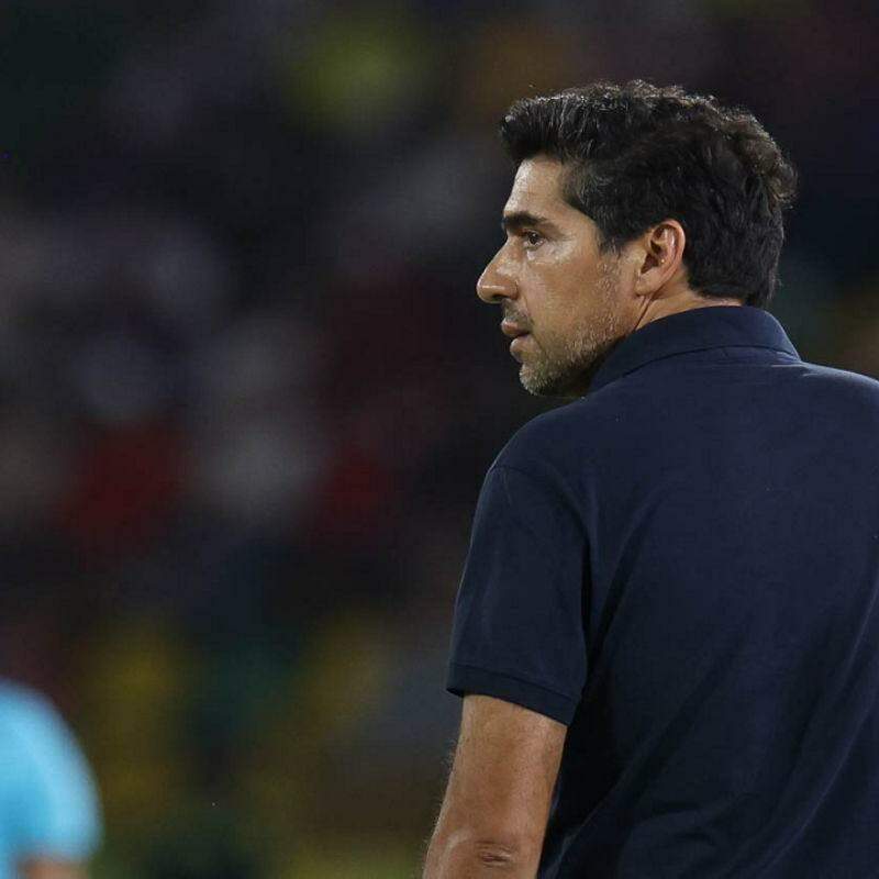 Abel Ferreira leva gancho de três jogos por chutar microfone e não estará em Palmeiras x São Paulo
