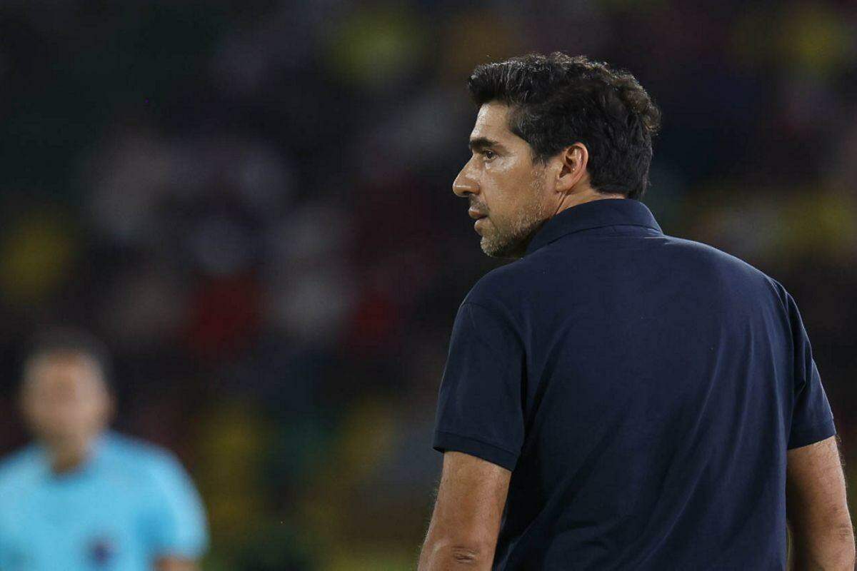 Abel Ferreira leva gancho de três jogos por chutar microfone e não estará em Palmeiras x São Paulo
