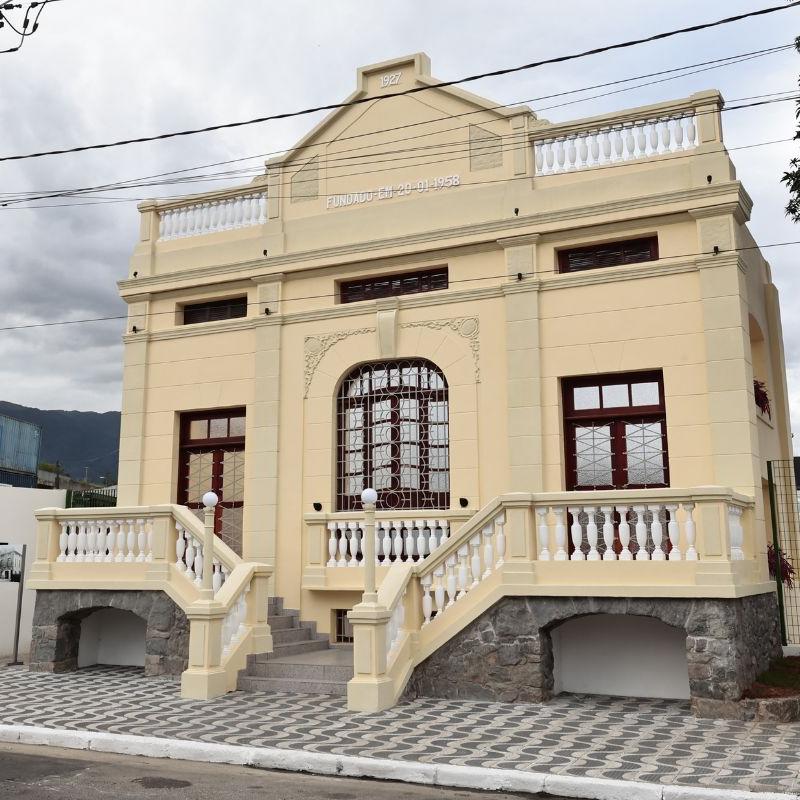 Construído em 1927, o edifício, na Av. Nove de Abril, é um marco do desenvolvimento urbano cubatense