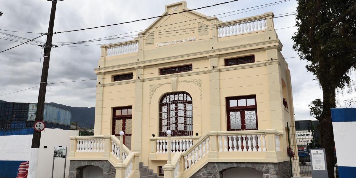 Construído em 1927, o edifício, na Av. Nove de Abril, é um marco do desenvolvimento urbano cubatense