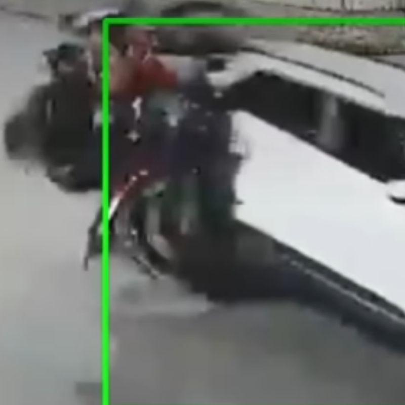 Motociclista bate em carro enquanto empinava moto em cruzamento no bairro Embaré.