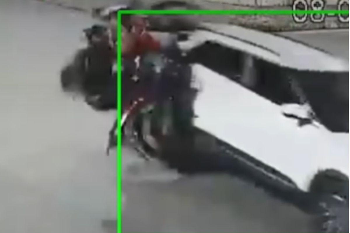 Motociclista bate em carro enquanto empinava moto em cruzamento no bairro Embaré.