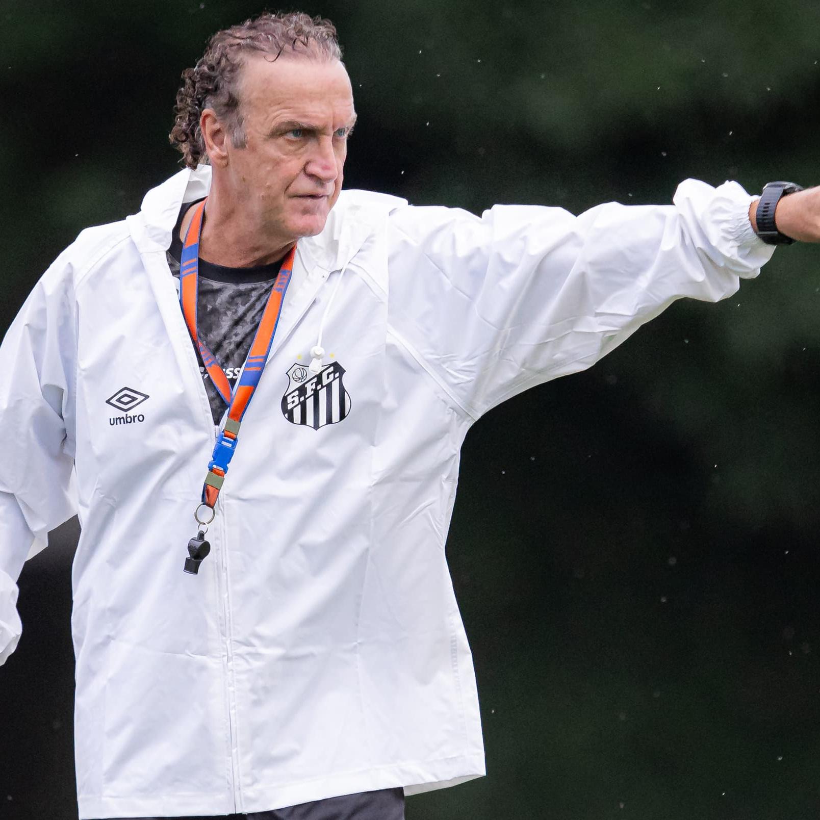 Em quatro jogos na volta ao Peixe, Cuca venceu só uma partida, além de ter um empate e duas derrotas