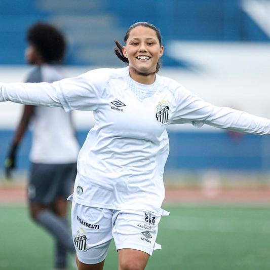 A atacante Evelin Bonifácio, de 17 anos, estava na seleção sub-20, mas foi convocada para a principal