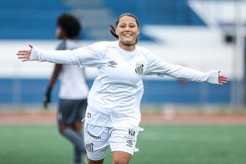 A atacante Evelin Bonifácio, de 17 anos, estava na seleção sub-20, mas foi convocada para a principal
