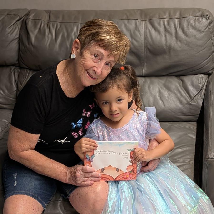 Clara e a neta Maria, com quem a interação inspirou a obra Maria Bailarina - Quem Imita Quem?