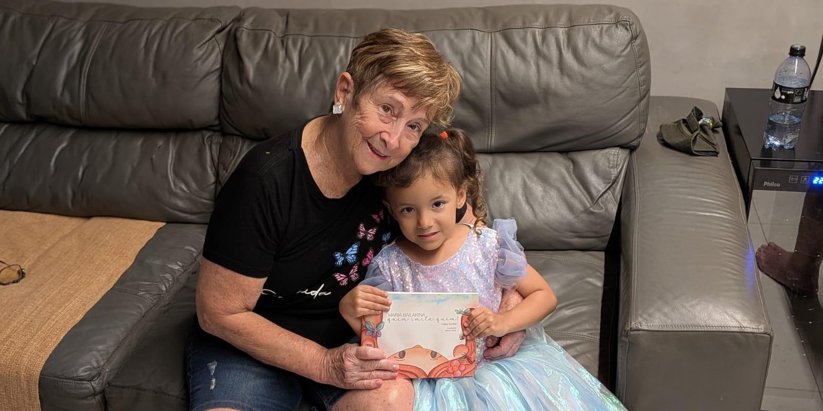 Clara e a neta Maria, com quem a interação inspirou a obra Maria Bailarina - Quem Imita Quem?