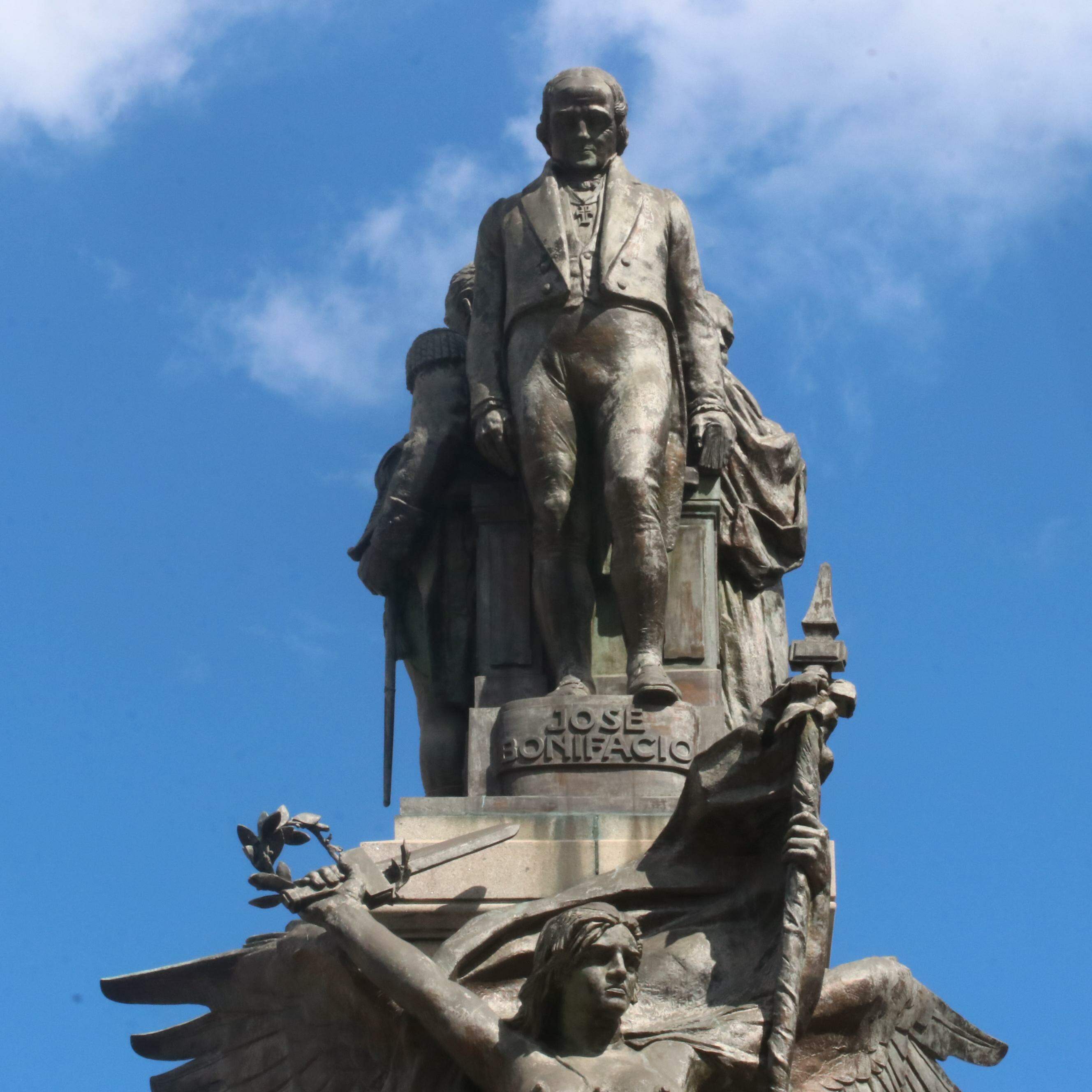 Monumento na Praça Independência, no Gonzaga, alude aos Andradas