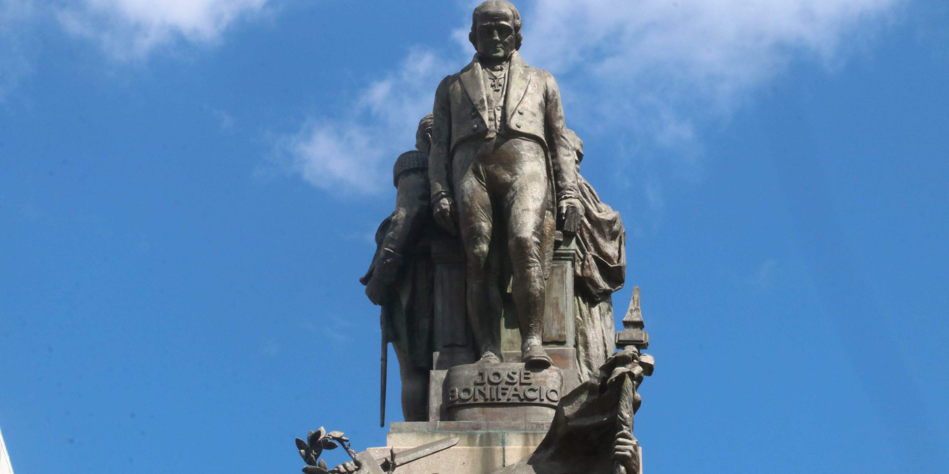 Monumento na Praça Independência, no Gonzaga, alude aos Andradas