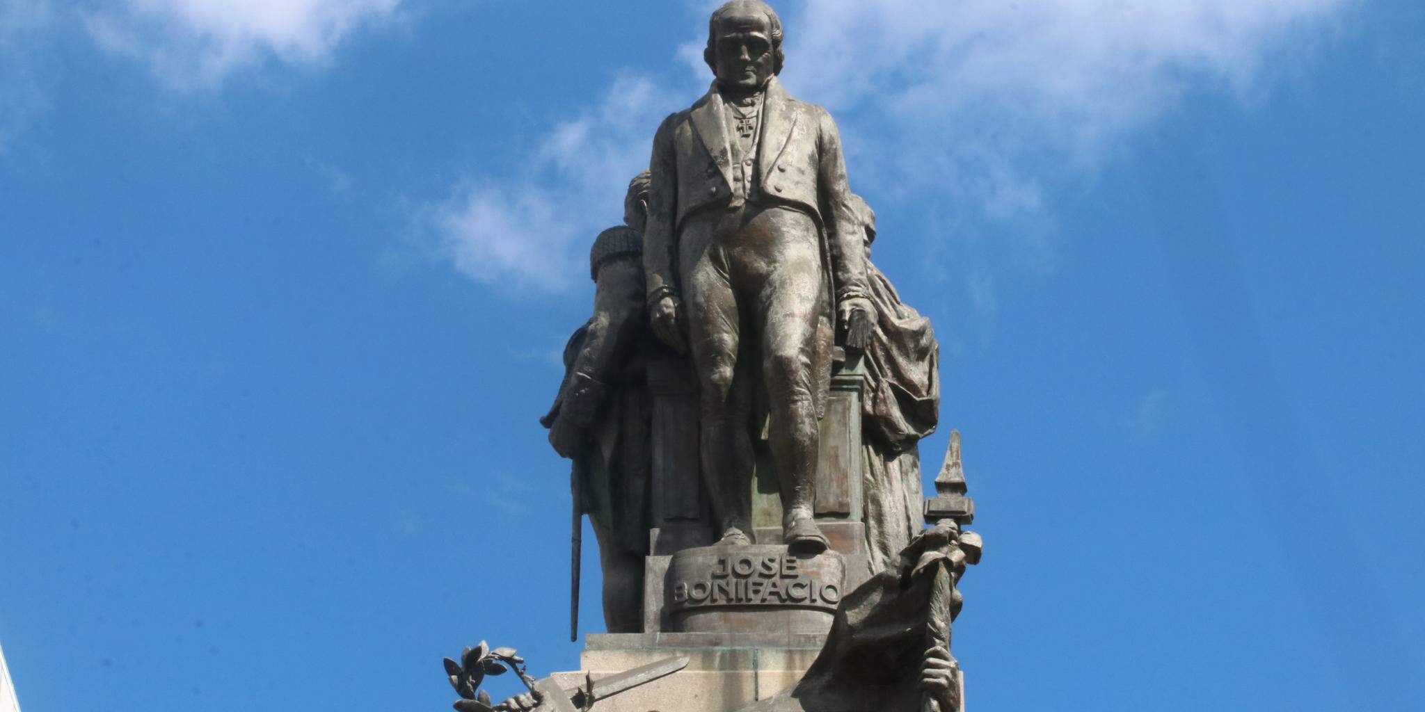Monumento na Praça Independência, no Gonzaga, alude aos Andradas